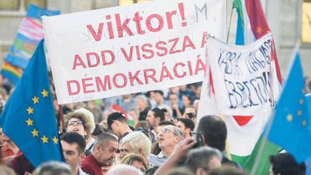 „Demokratie zurück“, forderten die Demonstranten im Sommer 2018 vor dem Parlament in Budapest.