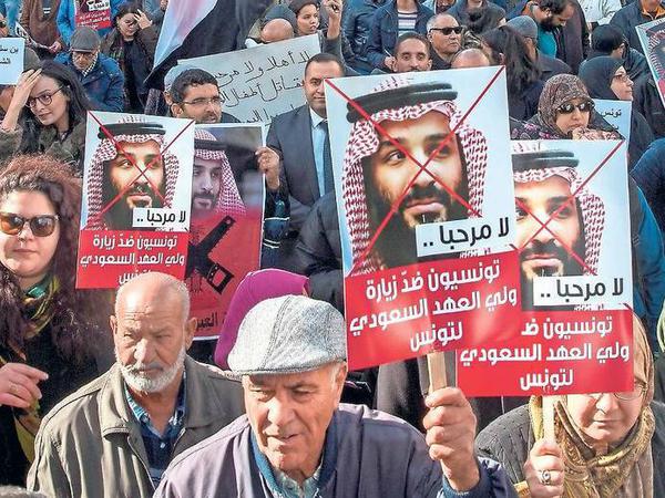 In Tunesien gab es Proteste gegen den Besuch des Prinzen. Auf Plakaten hieß es: „Du bist nicht willkommen.“