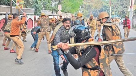 Mit Gewalt geht die Polizei, wie hier in Lucknow, gegen die Demonstranten vor.