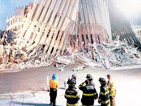 Feuerwehrleute stehen einen Tag nach dem Anschlag vor den Trümmern des World Trade Center.