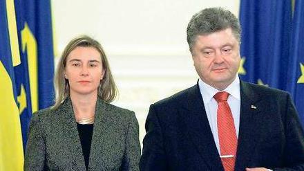 Auf Distanz. EU-Außenbeauftragte Federica Mogherini und Petro Poroschenko.