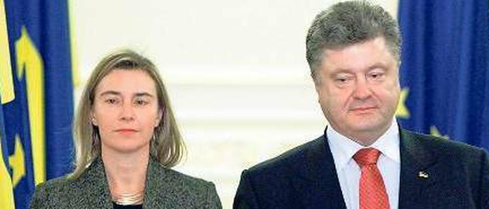 Auf Distanz. EU-Außenbeauftragte Federica Mogherini und Petro Poroschenko.