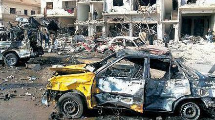 Verheerende Sprengkraft: Zwei Bomben haben in der Stadt Homs mindestens 57 Menschen getötet.