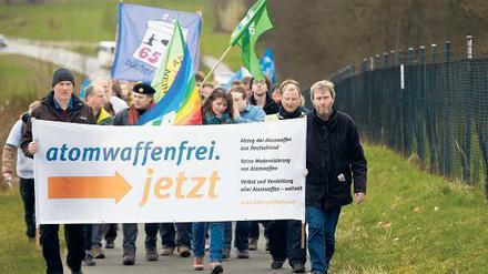 Demonstranten vor dem Fliegerhorst Büchel forderten beim Ostermarsch den Abzug der Atomwaffen aus Deutschland. 