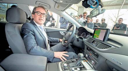 Wohin steuert Dobrindt? In Brüssel heißt es, der Verkehrsminister glaube selbst nicht mehr an die Maut. 