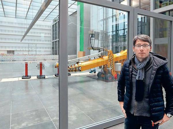 Swen Schulz, für die SPD im Bundestag, vor der gesperrten „Halle des Volkes“.