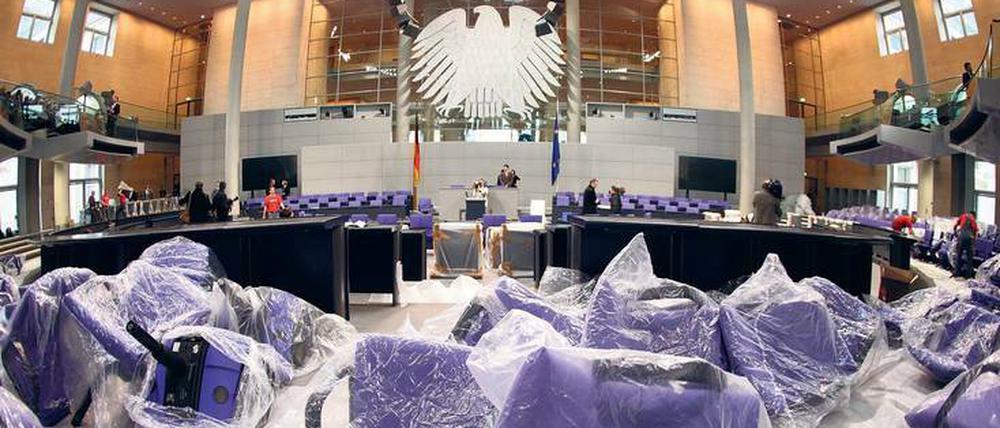 Warten auf die neuen Abgeordneten. Im Bundestag hat das große Stühlerücken begonnen.