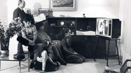 Es war einmal... Eine Familie versammelt sich vorm Fernseher und schaut gemeinsam, was gerade läuft. Das Foto entstand 1968. 