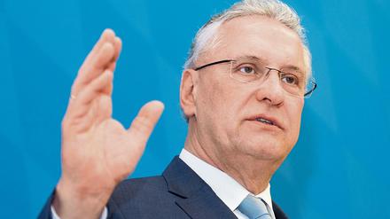 Joachim Herrmann (60) ist seit dem 16. Oktober 2007 Innenminister in Bayern.