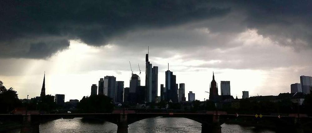 Dunkle Wolken über Frankfurt. Die hessische Regierung spart nicht genug, der Konsolidierungspfad wird nicht eingehalten.