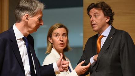 Die EU-Außenbeauftragte Federica Mogherini (Mitte) sprach am Montag in Brüssel mit dem niederländischen Außenminister Bert Koenders (r.) und dem britischen Außenminister Philip Hammond. 