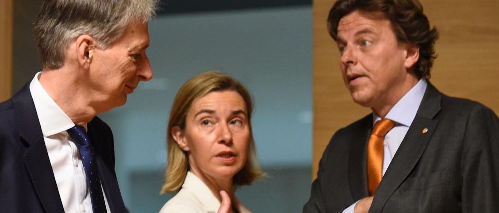Die EU-Außenbeauftragte Federica Mogherini (Mitte) sprach am Montag in Brüssel mit dem niederländischen Außenminister Bert Koenders (r.) und dem britischen Außenminister Philip Hammond. 