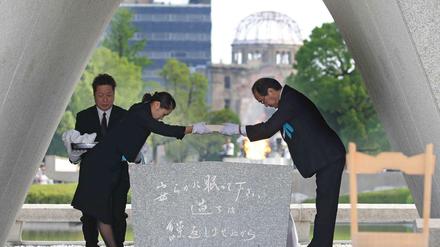 Hiroshimas Bürgermeister Kazumi Matsui (r.) bei der Gedenkfeier am Samstag.
