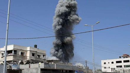 Auch am Samstag gingen Raketen auf Gaza nieder.