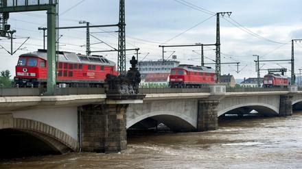 Die Zugbrücke neben der Marienbrücke in Dresden (Archivbild von einem Hochwasser im Juni 2013)