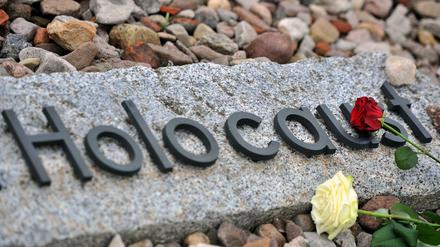 Rosen liegen zum Gedenken an die Opfer der NS-Verbrechen auf dem Gelände des früheren Konzentrationslagers Buchenwald bei Weimar (Thüringen). 