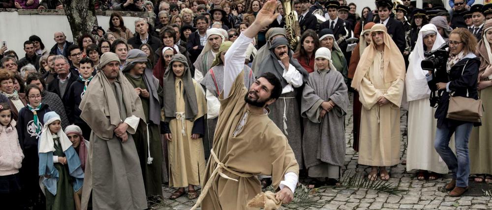 Ein Judas-Darsteller während einer Osterfeier in Ouerem in Portugal. 