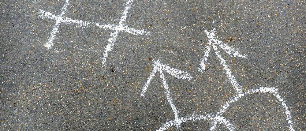 Zwei Frauenzeichen und Zwei Männerzeichen mit Kreide auf die Straße gemalt