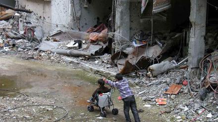 Zerstörte Kindheit: Ein Bild aus der völlig zerbombten Stadt Homs vom 2. Februar.