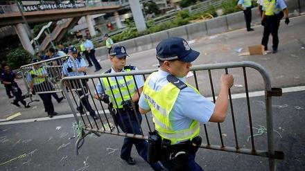 Die Polizisten räumten am Montagmorgen vor allem an den Hauptprotestpunkten die Barrikaden ab.
