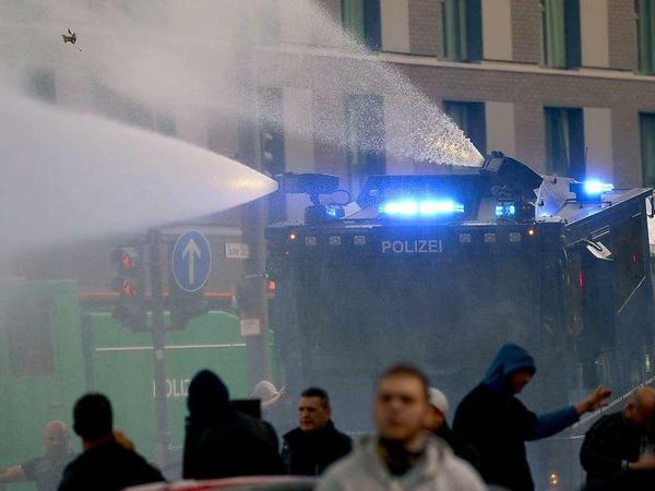 Die Polizei geht in Köln gegen Störer bei der Demonstration von Hooligans gegen Salafisten vor.