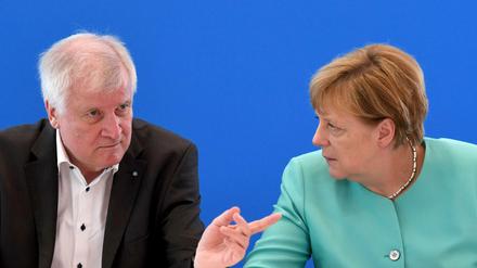 Wollen am Sonntag letzte Details abstimmen: CSU-Chef Seehofer und die CDU-Vorsitzende Merkel, hier 2016 bei einer Pressekonferenz.