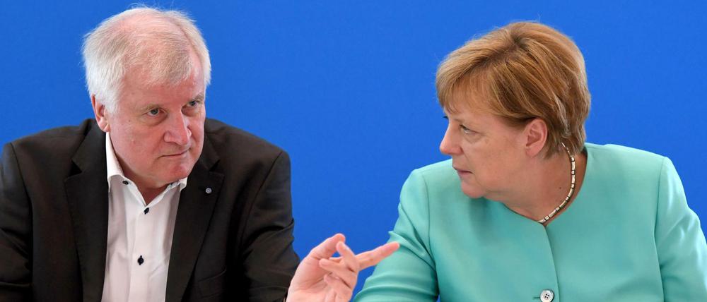 Wollen am Sonntag letzte Details abstimmen: CSU-Chef Seehofer und die CDU-Vorsitzende Merkel, hier 2016 bei einer Pressekonferenz.