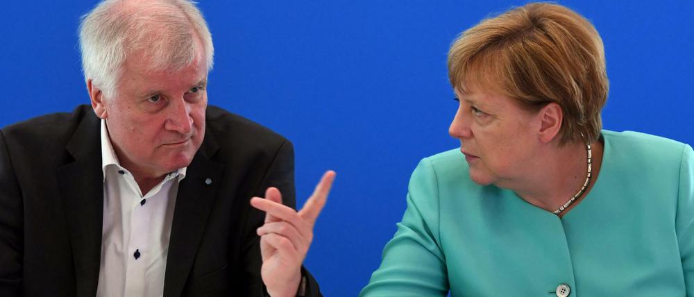 Der bayerische Ministerpräsident Horst Seehofer (CSU) teilt wieder gegen Angela Merkel aus.