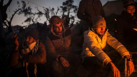 Migranten auf Lesbos in Griechenland: auch im Winter ebbt der Strom kaum ab. 