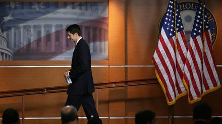 Paul Ryan (R), Sprecher des Repräsentantenhauses, teilt der Presse mit, dass der Gesetzesentwurf zur verschärften Kontrolle von Flüchtlingen aus Syrien und dem Irak verabschiedet wurde.