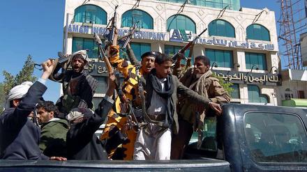 Die vom Iran unterstützten Houthi-Rebellen haben eine Revolution ausgerufen, um nach eigenen Angaben das Land von der Korruption zu säubern und die Wirtschaft in Gang zu bringen. 