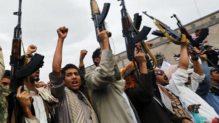 Huthi-Unterstützter protestieren in Sanaa gegen Luftangriffe Saudi Arabiens.