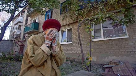 Eine verzweifelte Frau in Peski, nahe Donezk. Die Bundesregierung will den Menschen im umkämpften Osten der Ukraine vor dem nahenden Wintereinbruch umfangreiche Hilfen zukommen lassen. 