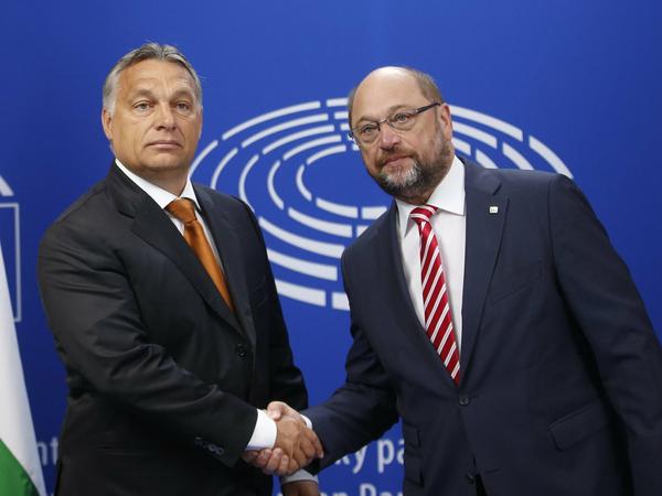 Ein Handschlag, zwei Meinungen. Der ungarische Regierungschef Viktor Orban (l.) und EU-Parlamentspräsident Martin Schulz stritten sich über die europäische Flüchtlingskrise. 