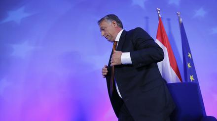 Ungarns Premier Viktor Orban - hier nach seiner Pressekonferenz in Brüssel am Donnerstag - bleibt bei seiner harten Linie.