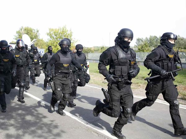 Ungarische Spezialeinsatzkräfte laufen am Mittwoch zu einem Einsatz an der Grenze zu Serbien. 