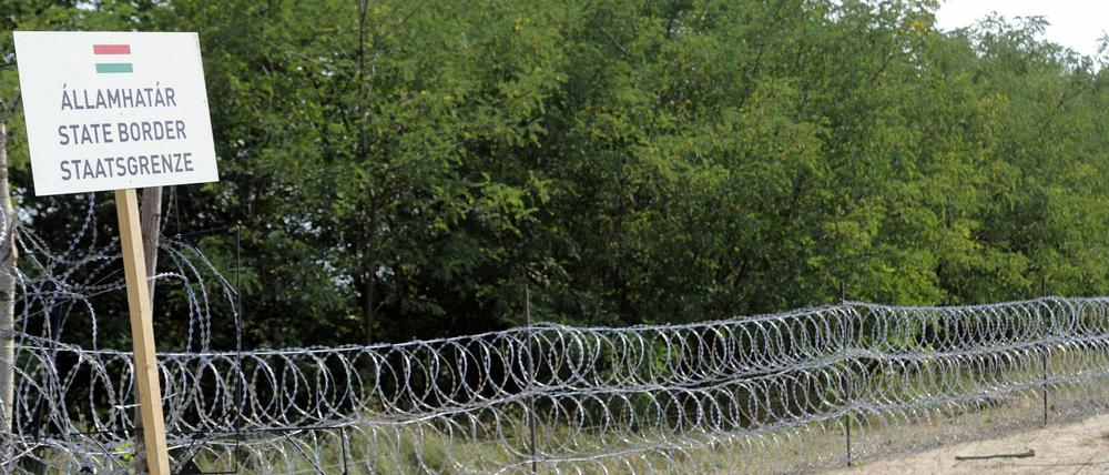 Zaun zur Abwehr von Flüchtlingen an der Grenze zwischen Ungarn und Serbien 