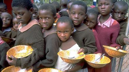 Warten auf eine Mahlzeit: Diese Kinder in einer Grundschule in der Nähe von Harare, der Hauptstadt Simbabwes, erhalten mit Hilfe von UNICEF zumindest ein Mal täglich etwas zu essen. 