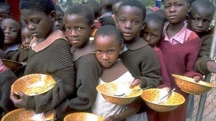 Warten auf eine Mahlzeit. Millionen Kinder sind auf Hilfe angewiesen.