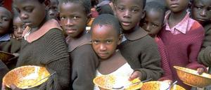Warten auf eine Mahlzeit. Millionen Kinder sind auf Hilfe angewiesen.
