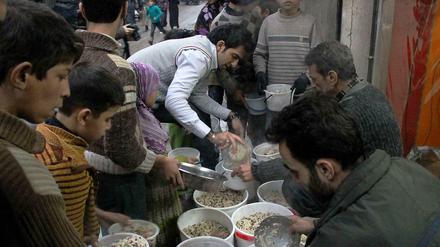 Kampf dem Hunger: Wie hier in Aleppo sind Millionen Syrer auf Lebensmittel-Hilfe angewiesen.