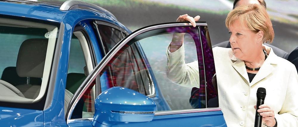 Tür auf oder Tür zu? Angela Merkel bei der Internationalen Automobilausstellung 2015 in Frankfurt am Main an einem Hybridauto von VW.