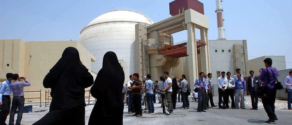 Sicherheitskräfte und Journalisten vor dem iranischen Atomkraftwerk Buschehr.
