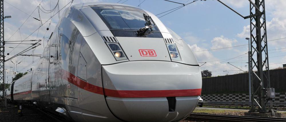 Die vierte Generation des ICE rollt am Donnerstag in Berlin beim Festakt anlässlich des 25. Jahrestages der Premierenfahrt des ersten fahrplanmäßigen ICE-Hochgeschwindigkeitszugs über die Schiene.