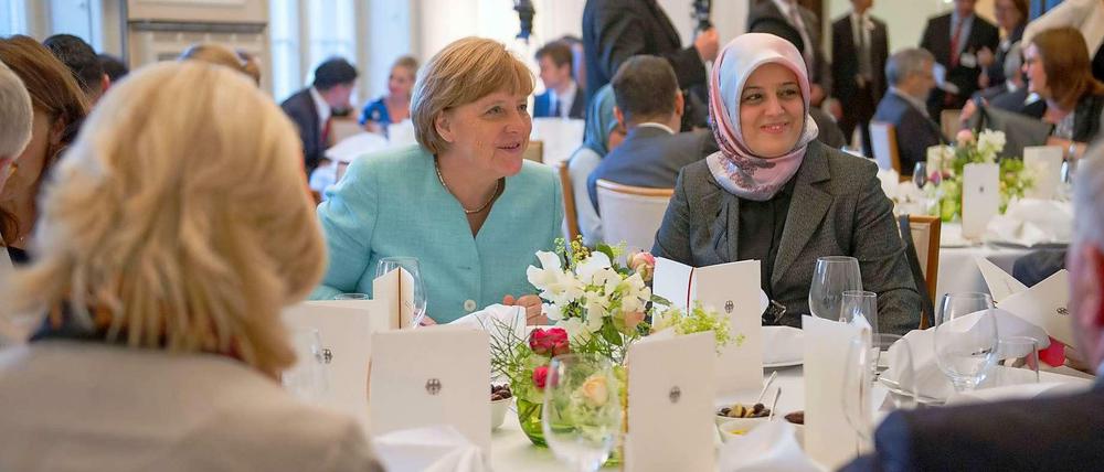 Festmahl mit Merkel: Die Kanzlerin am Iftar-Tisch neben der Generalsekretärin des Zentralrats der Muslime, Nurhan Soykan.