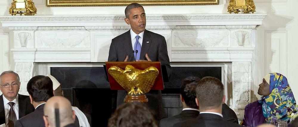 Präsident Obama redet zu den Gästen eines muslimischen Fastenbrechen-Essens (Iftar) im Weißen Haus in Washington.