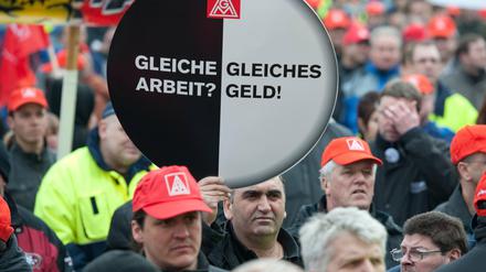 Lohndumping durch Leiharbeit und Werkverträge beklagen die Gewerkschaften, hier bei einer Demonstration vor dem Mercedes-Werk in Sindelfingen. 