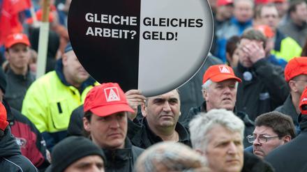 Im Herbst 2013 hatten Union und SPD vereinbart, die Leiharbeit gesetzlich auf 18 Monate zu begrenzen. Auf dem Bild demonstrieren Beschäftigte 2011 vor dem Mercedes Benz Werk in Sindelfingen gegen Leiharbeit, befristete Jobs und Werkverträge.