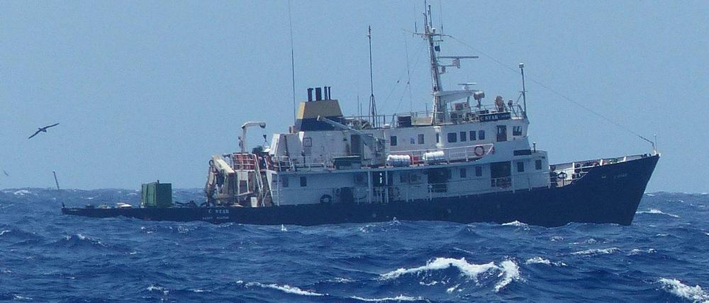Das Schiff der Identitären Bewegung "C-Star", fotografiert von Bord der "Sea-Eye". 