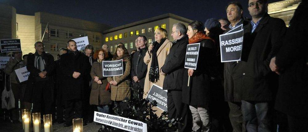 13.11.2011: Mahnwache für die von Rechradikalen ermordeten türkischen und griechischen Geschäftsleute am Brandenburger Tor.